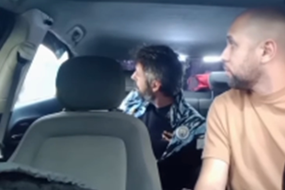 Vídeo mostra momento em que cantor sofre tentativa de assalto em carro de aplicativo