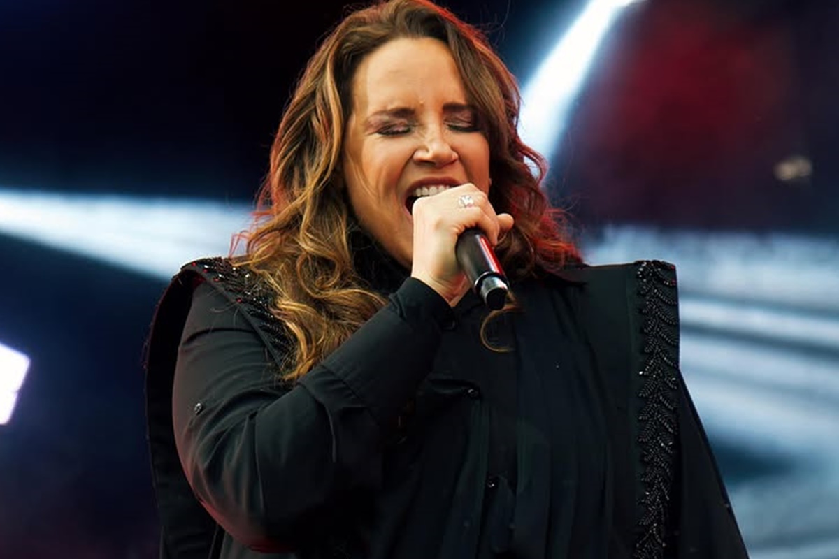 video:-ana-carolina-da-bronca-na-equipe-e-interrompe-show-na-bahia